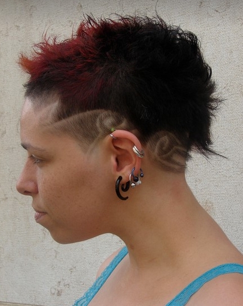 fryzury krótkie uczesanie damskie, czerwona grzywka i wzorki na głowie zdjęcie numer 60